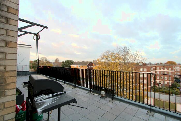 3 Bedroom Flat To Rent In Lansdowne Road, London, SW20