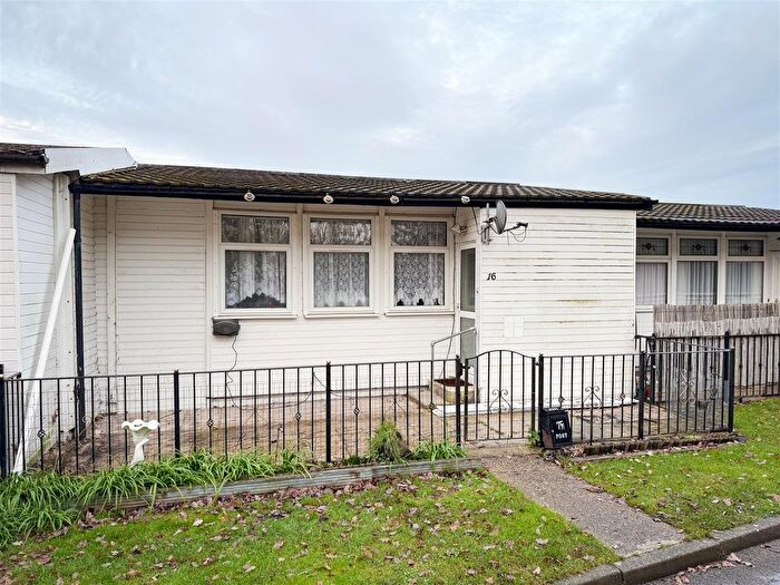 2 Bedroom Mobile/park Home For Sale In Castlehill Park, London Road, Great Clacton, Essex, CO16