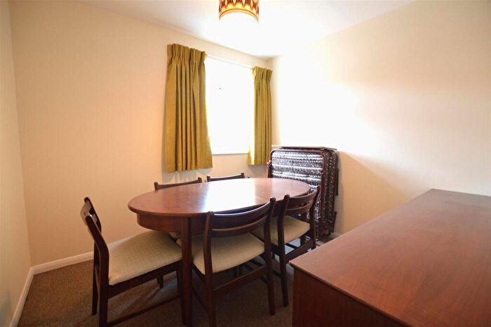 2 Bedroom Flat For Sale In Cobblers Close, Farnham Royal, Slough, SL2