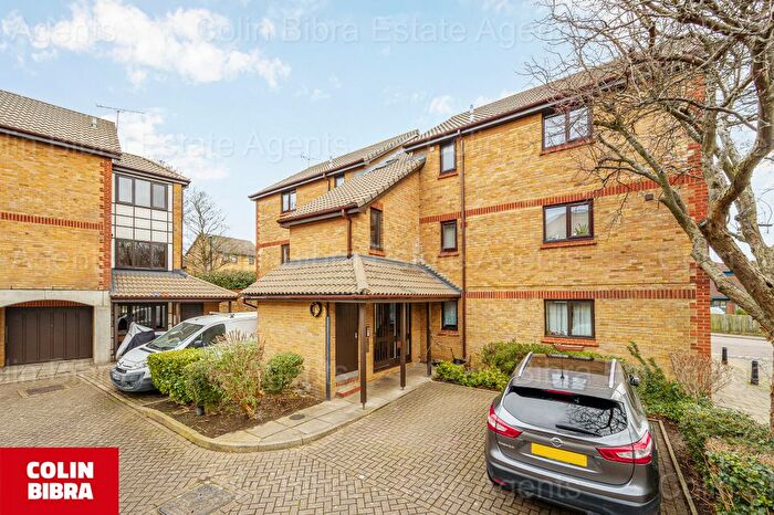 2 Bedroom Flat To Rent In Bramber Court, Brentford, TW8