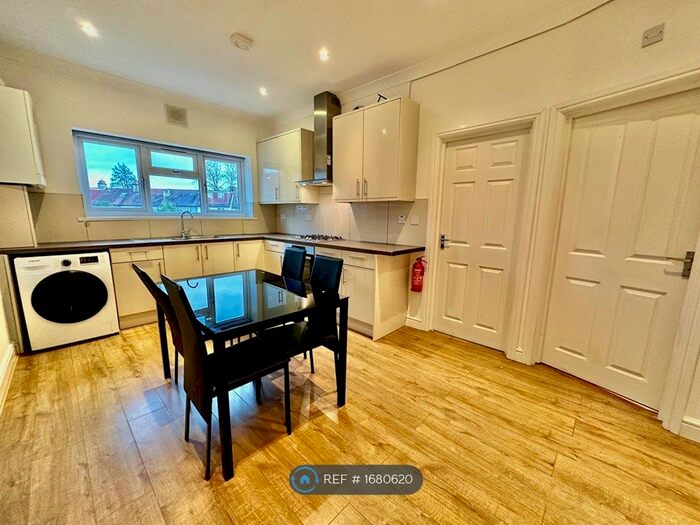 3 Bedroom Flat To Rent In Balfour Road, Acton, W3