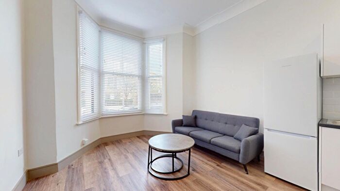 2 Bedroom Flat To Rent In Seagrave Road, London, SW6