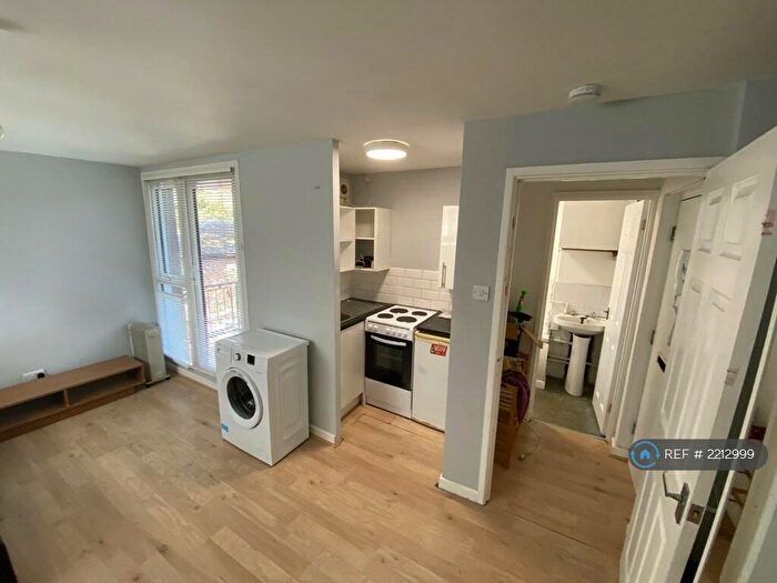 1 Bedroom Flat To Rent In Lodge. Ruthin Close, Luton, LU1