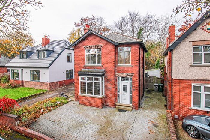 3 Bedroom Property For Sale In Heaton Avenue, Earlsheaton, Dewsbury, WF12