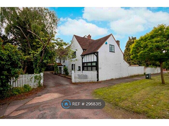 4 Bedroom Detached House To Rent In Arlington Drive, Ruislip, HA4