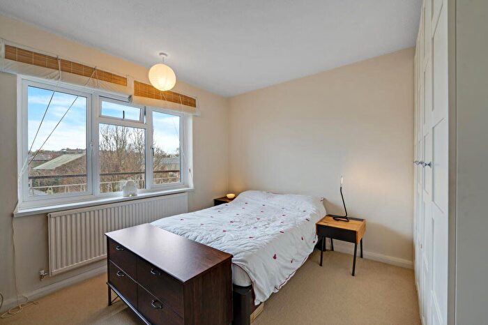 3 Bedroom Flat To Rent In Beverley Lodge, Paradise Road, TW9