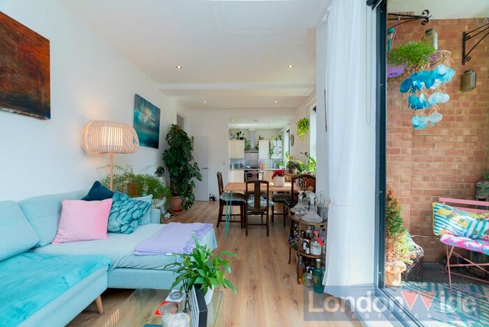 2 Bedroom Flat To Rent In , Crossford Street, London, SW9