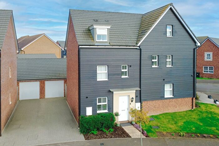 4 Bedroom Semi Detached House For Sale In Wallis Drive, Leighton Buzzard, LU7