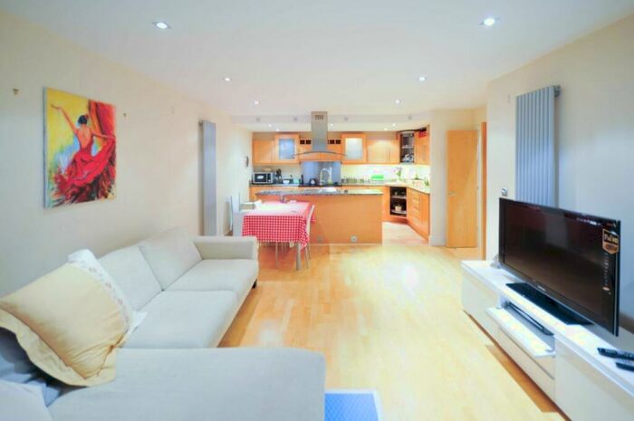 2 Bedroom Apartment To Rent In Millharbour, Poplar, London, E14