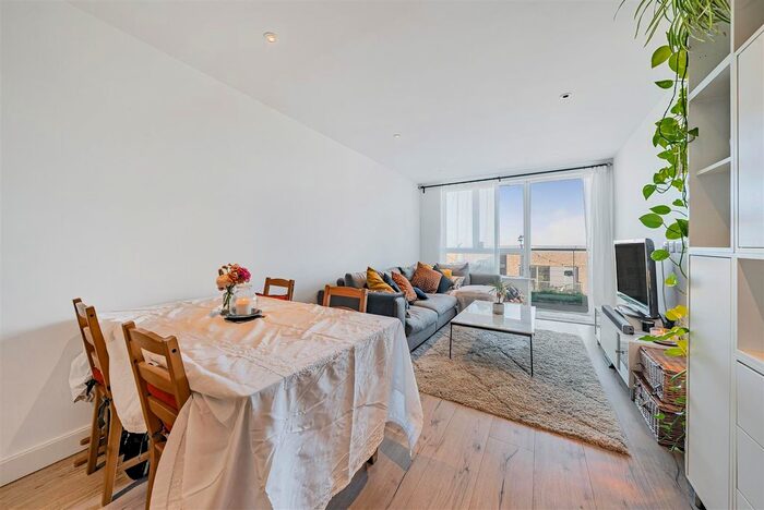 2 Bedroom Flat To Rent In Compass Court, Smithfield Square, Hornsey, N8