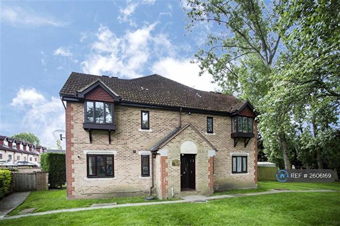 Studio To Rent In London, London, NW9