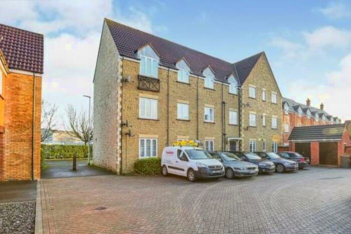 2 Bedroom Flat To Rent In Hawks Rise, Yeovil, Somerset, BA22