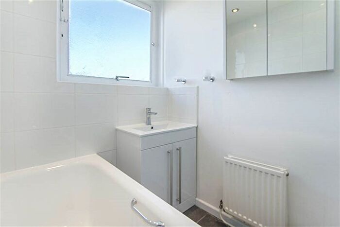 3 Bedroom Flat To Rent In Searles Close, London, SW11