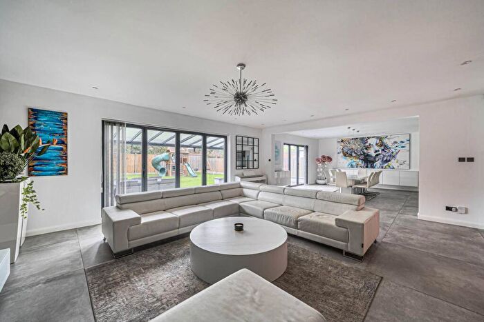 5 Bedroom House To Rent In Fairholme Gardens, Finchley, London, N3