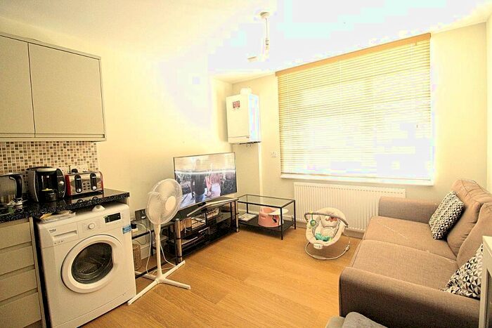 1 Bedroom Flat To Rent In High Road, London, N12