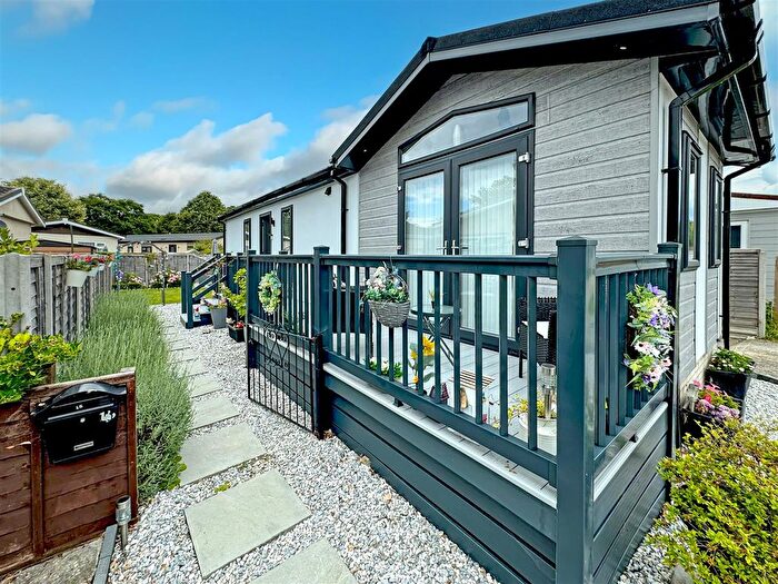 2 Bedroom Mobile/park Home For Sale In Hook Lane, Aldingbourne, PO20