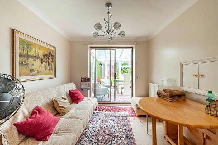 4 Bedroom Detached House For Sale In Glendevon Close, Edgware, HA8