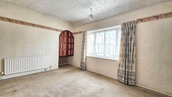 3 Bedroom Semi-detached House For Sale In Dakyn Road, Leicester, LE5