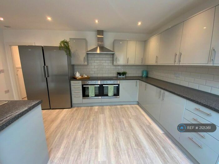 7 Bedroom Semi-Detached House To Rent In St. Johns Road, Guildford, GU2