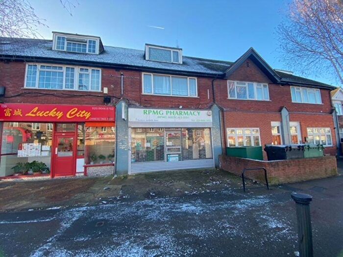 2 Bedroom Apartment To Rent In Church Hill Road, Sutton: A Well Presented Good Size Two Bedroom First Floor Split Level Flat In A Popular Location, SM3