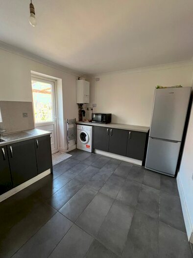 5 Bedroom Semi-Detached House To Rent In Hermon Grove, Hayes, UB3