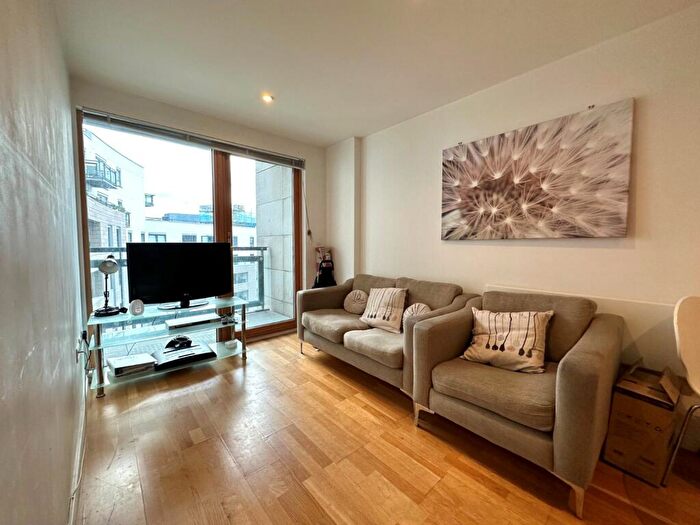 2 Bedroom Flat To Rent In Gateway North, Crown Point Road, Leeds, LS9