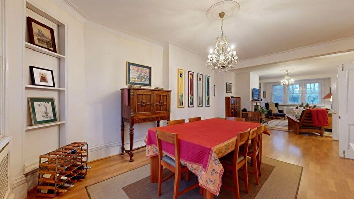 3 Bedroom Flat To Rent In - Bed Flat, Rosslyn Court, Ornan Road, London, NW3