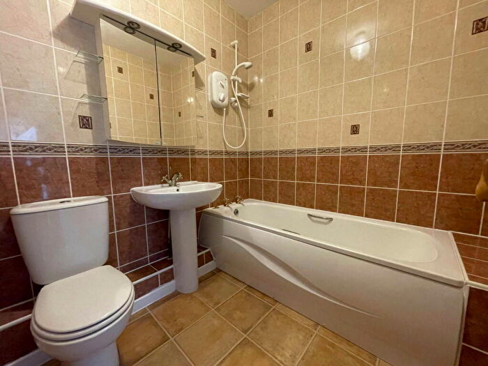 2 Bedroom Flat For Sale In South Parade, Southsea, Hampshire, PO4