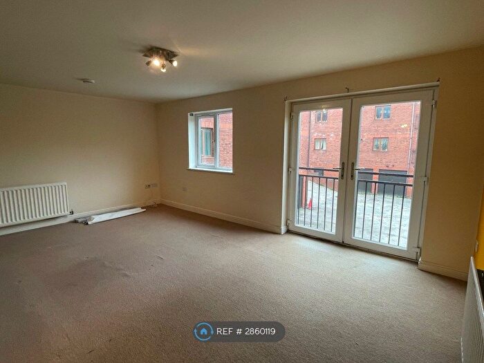 2 Bedroom Flat To Rent In Georgia View, Huddersfield, HD3