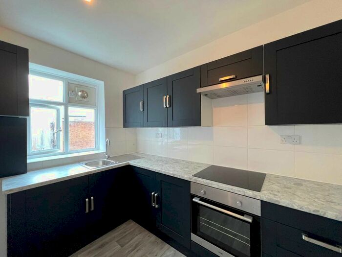 3 Bedroom Flat To Rent In Streatham, London, SW16