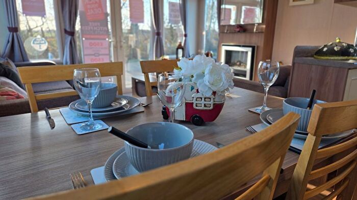 3 Bedroom Mobile/park Home For Sale In Dymchurch Road, New Romney, TN28