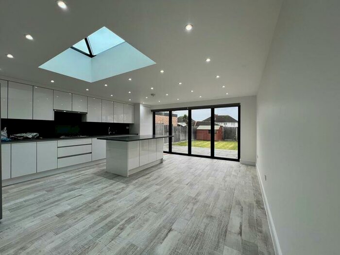 5 Bedroom Semi-Detached House To Rent In Branksome Way, Harrow, HA3