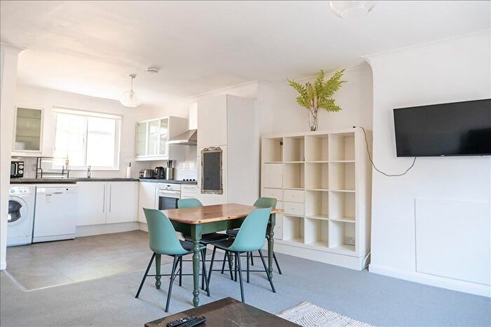 2 Bedroom Flat To Rent In Portobello Road, London, W11