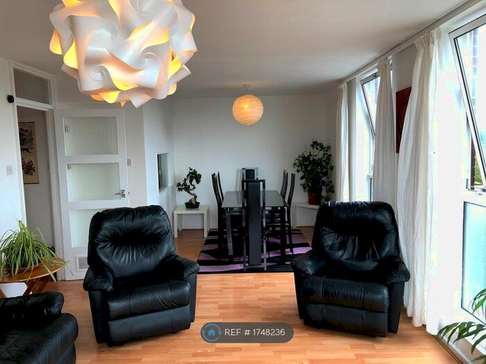 3 Bedroom Flat To Rent In Turnpike Link, Croydon, CR0