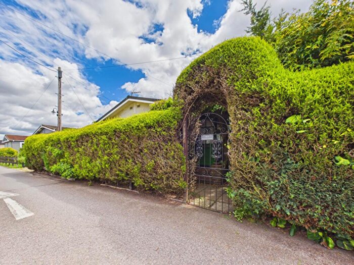 3 Bedroom Park Home For Sale In Second Avenue, Ravenswing, Aldermaston, RG7