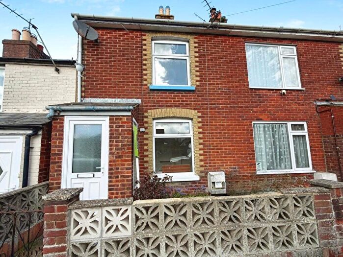 3 Bedroom Terraced House To Rent In Victoria Road, Newport, PO30