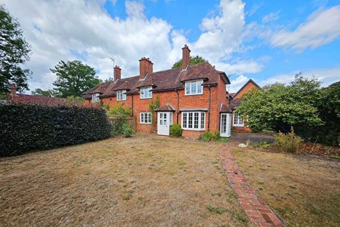 4 Bedroom Semi-Detached House To Rent In Byfleet, Surrey, KT14