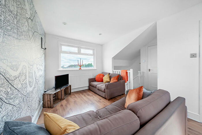 2 Bedroom Flat For Sale In Fairbridge Road, N19