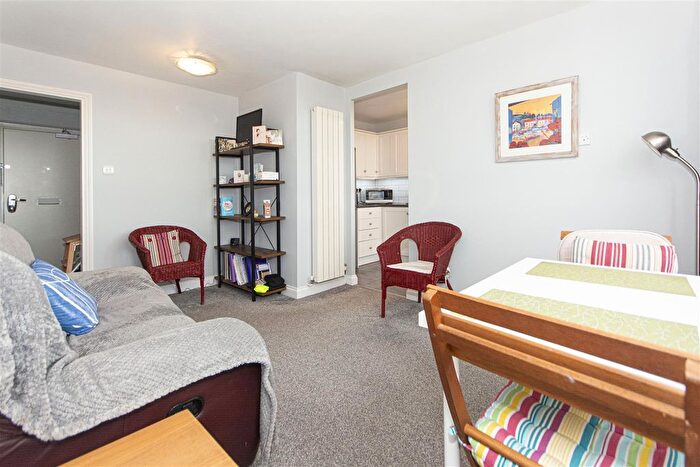 1 Bedroom Flat To Rent In Yelverton Road, Battersea, SW11