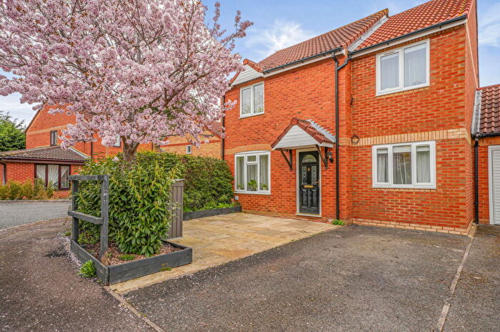 4 Bedroom Detached House For Sale In Parsley Close, Walnut Tree, Milton Keynes, MK7