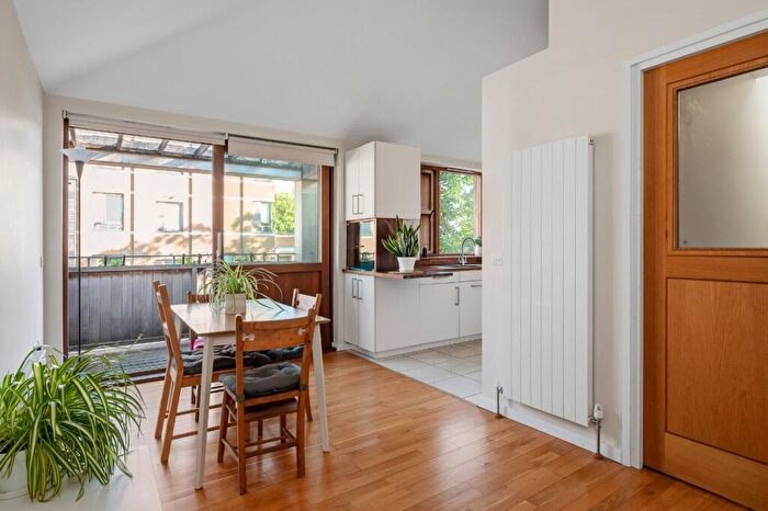 2 Bedroom Apartment For Sale In Highwood Court, Highbury Crescent, London, N5