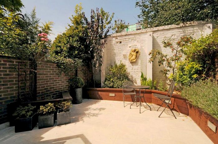 2 Bedroom Mews To Rent In Clock Tower Mews, Arlington Avenue, Islington, London, N1