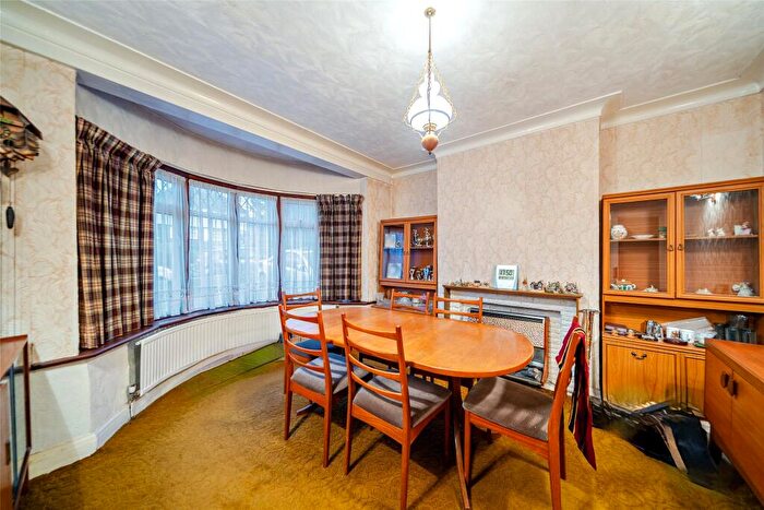 3 Bedroom Semi Detached House For Sale In Buck Lane, London, NW9