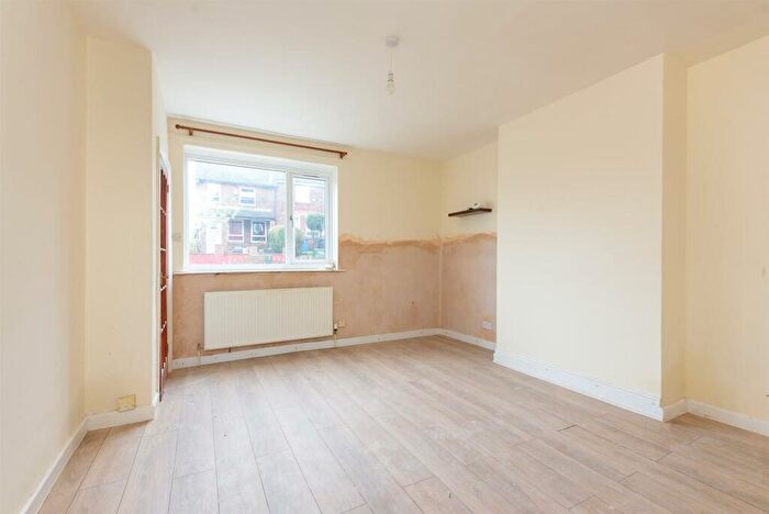 3 Bedroom Semi-Detached House For Sale In Whites Lane, Sheffield, S2