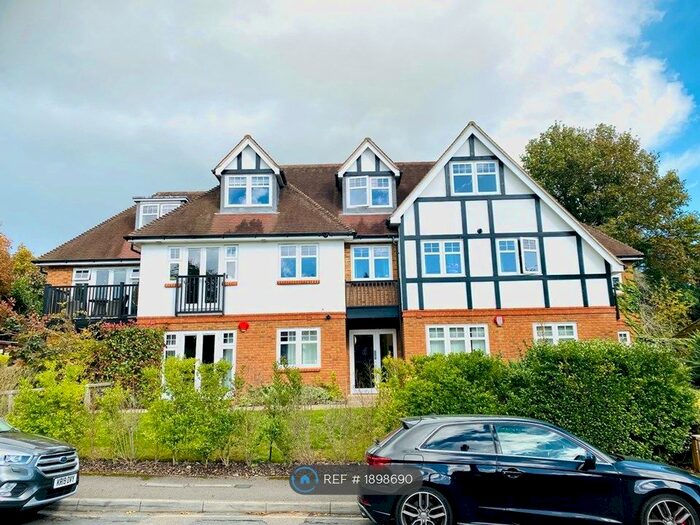 2 Bedroom Flat To Rent In Tetten Hall, Woking, GU22