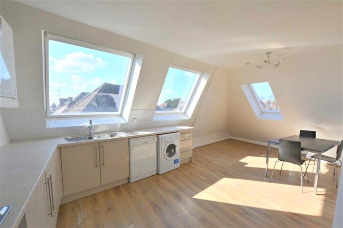 2 Bedroom Flat To Rent In Rundell Crescent, Hendon, NW4