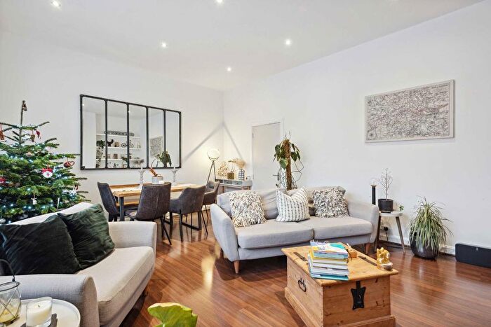 3 Bedroom Flat To Rent In Balham High Road, Balham, SW17