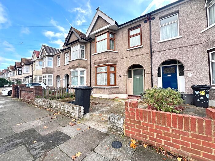 4 Bedroom Property To Rent In Cavenham Gardens, Ilford, IG1