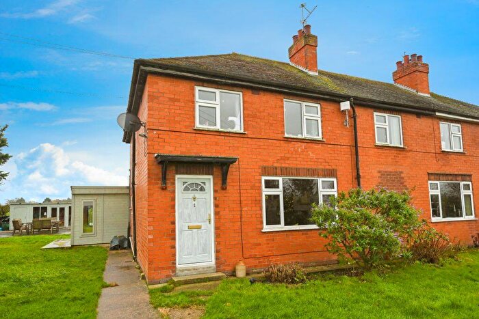 4 Bedroom Semi-Detached House For Sale In Home Farm Cottages, Chapel Hill, Lincoln, LN4