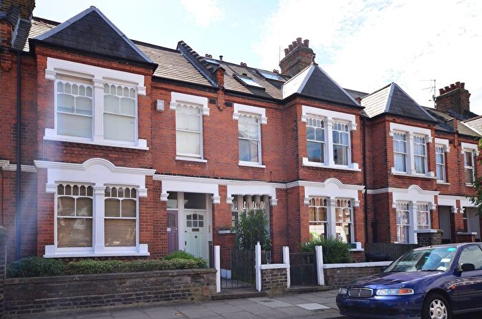 3 Bedroom Flat To Rent In Jeddo Road, Shepherd's Bush, London, W12